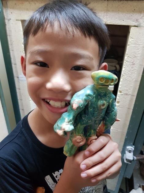 杨应愫的9岁儿子也学陶艺,这是他亲手制作的异形陶偶玩具。(受访者提供)