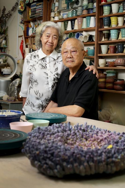 杨应愫的父亲杨启仁(右)和母亲王美兰支持她走上艺术之路。她的珊瑚作品雕工细腻。
