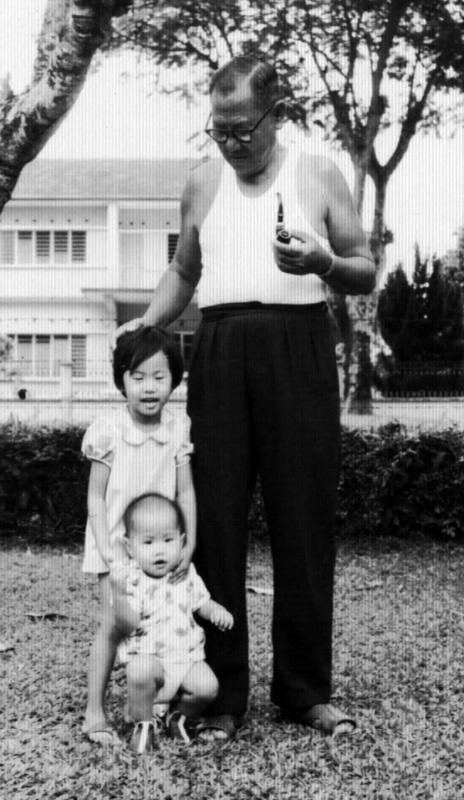 祖父杨白云(右)的多才多艺深深地影响了杨应愫(左),年纪较小的是妹妹。(受访者提供)