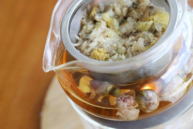 comenlive rose and chrysanthenum.jpg