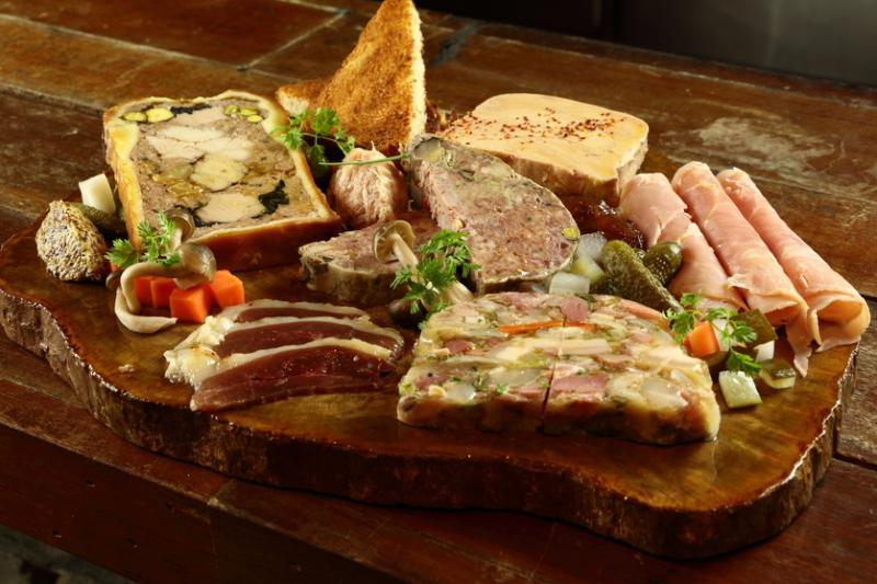 Bar-Roque Grill & Bar外卖选择包括腌制肉类。