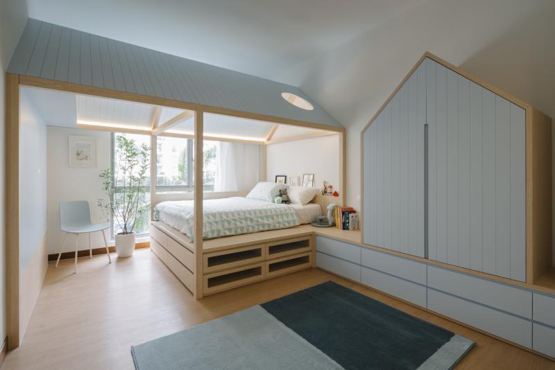 孩子的房间采用屋中屋设计,据设计师说,这样能减少孩子在房内的焦虑,增添安全感。