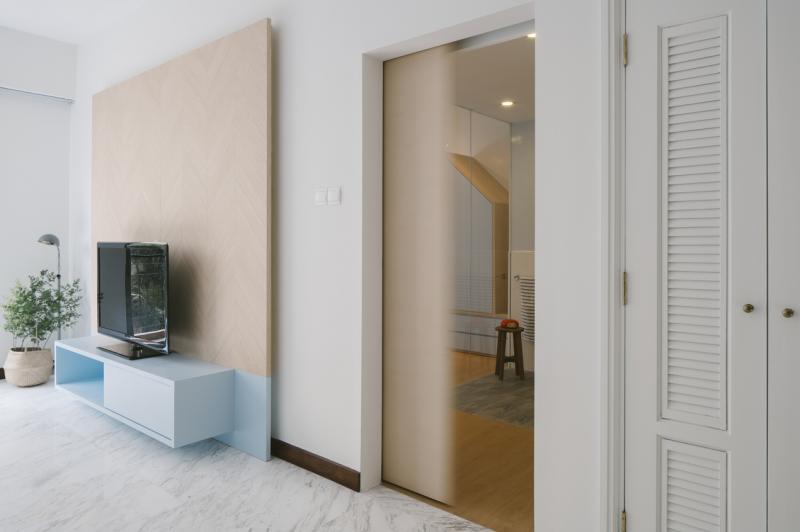 为方便孩子坐轮椅行动,客厅摆设从简,只特别打造了这个电视架。