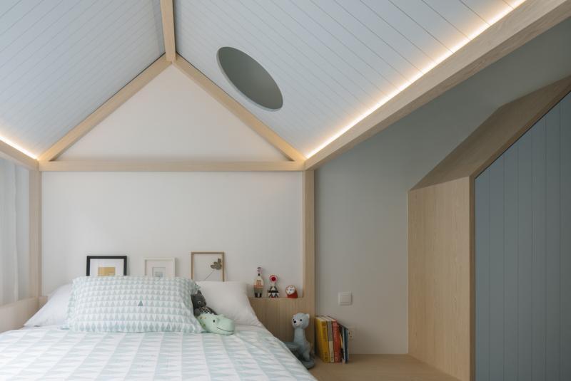 孩子的“屋中屋”睡床“天花板”也是投影的幕,父母晚上会在上面投影星月影像,那个洞则让孩子的视线能穿透,减去压迫感。