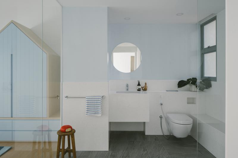 为方便清洗,设计师特地采用无缝人造石打造了一个一气呵成的浴室——洗手台、马桶、沐浴辅助座位无缝隙连成一线。