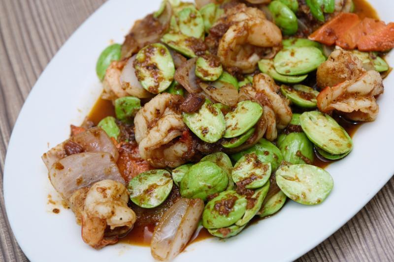 爽口的参峇虾配臭豆。