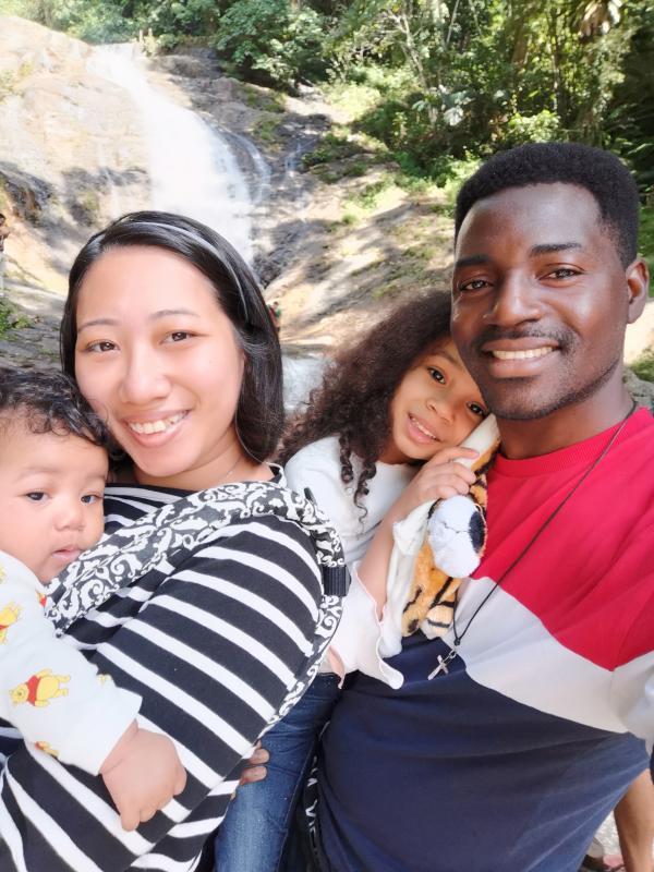 罗玛莉(左)和来自尼日利亚的丈夫阿德莫拉育有两名可爱的女儿,艾里尔和爱丽丝。(受访者提供)