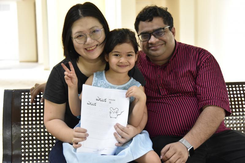 柯欣颖(左)和丈夫阿克沙·惹古拉葛达分别用各自的母语与5岁的女儿柯愈雯沟通。(伍书永特约摄影)