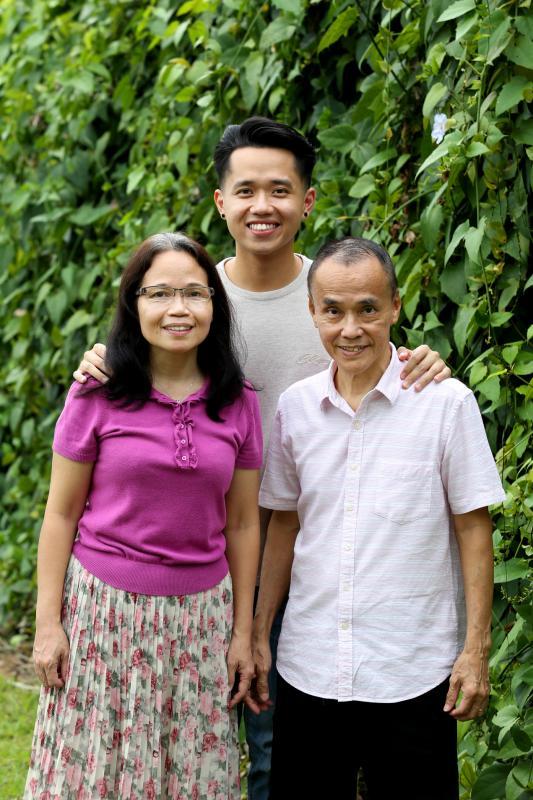林文聪(中)的父亲是华人,母亲是菲律宾人。(龙国雄摄)