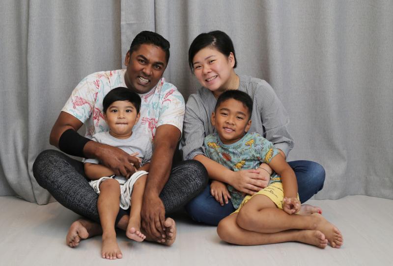 新加坡跨族群家庭协会创办人陈彦宁(右)的丈夫是来自马来西亚的印度人,他们育有两个儿子。(龙国雄摄)