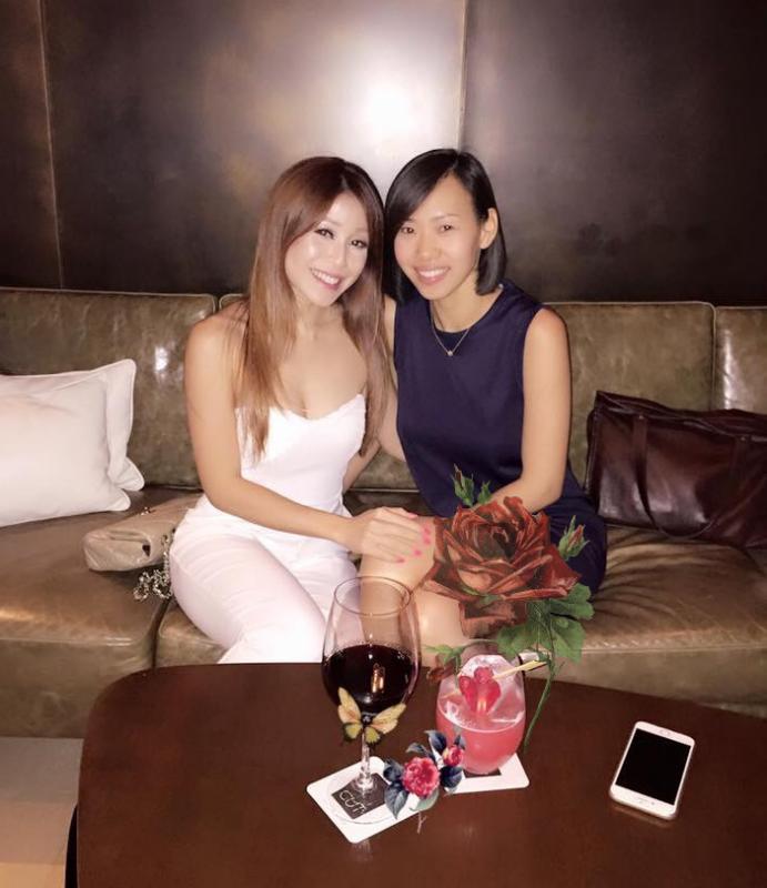 爱丝诺莲(左)和好友炜婷。(受访者提供)