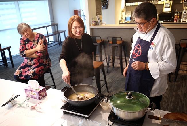 come n live wk5 cooking2.jpg