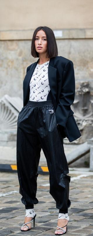 束脚运动裤搭配西装外套。