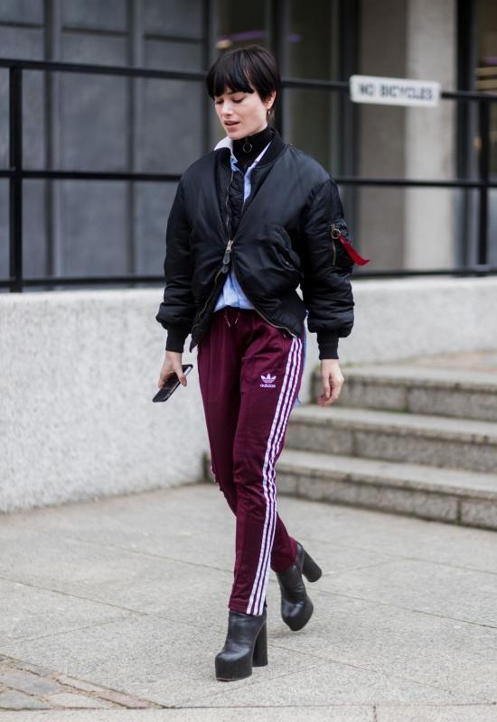 条纹运动裤搭夹克。