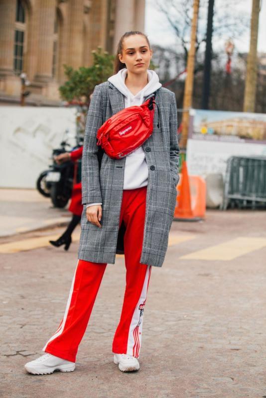 直筒触地宽裤搭风衣。