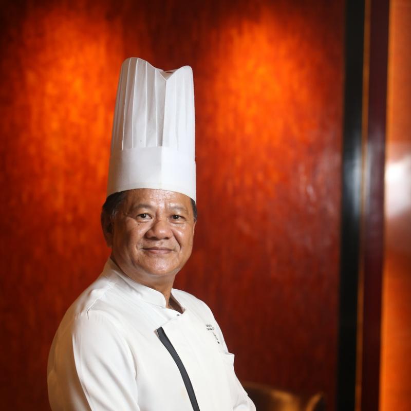 钟耀明在家下厨喜欢煲汤给家人喝。(档案照)