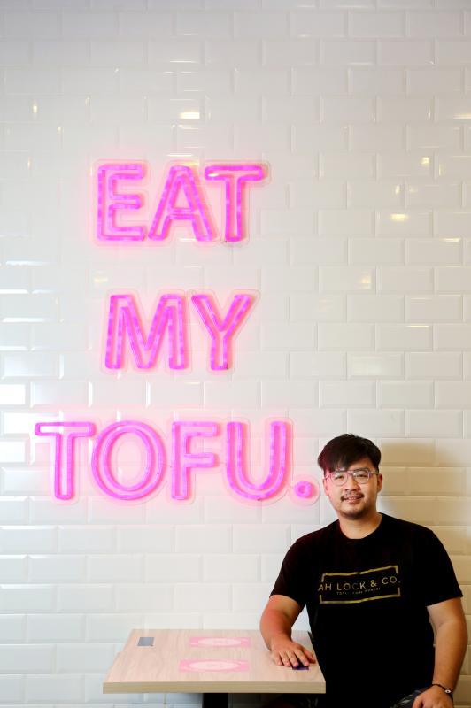 因心系外婆做的客家菜,李洛霆毅然放弃大学学业当小贩,售卖创新版客家美食。