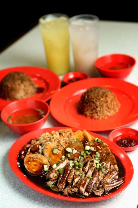 Ya Lor卤鸭只卖去骨鸭饭,卤鸭汁、鸭肉、卤花生等都是来自声记的中央厨房。