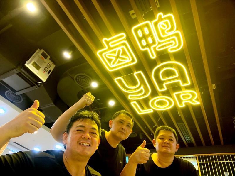 胡家三兄弟胡志荣(中)、胡志贤(左)、胡志耀(右)继承了父亲的卤鸭秘方及手艺。