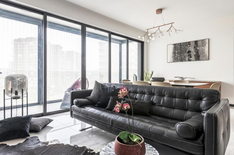 “暗家具”要与“明空间”相搭配。