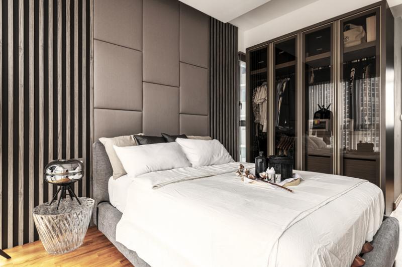 茶色的全落地式透明衣柜很抢眼。