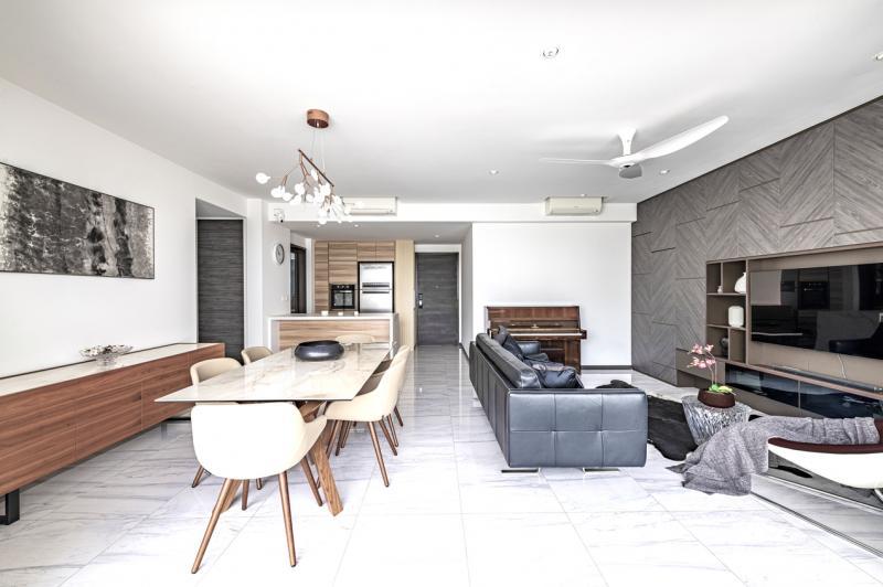 饭厅、客厅在整个开放空间中明暗互现。