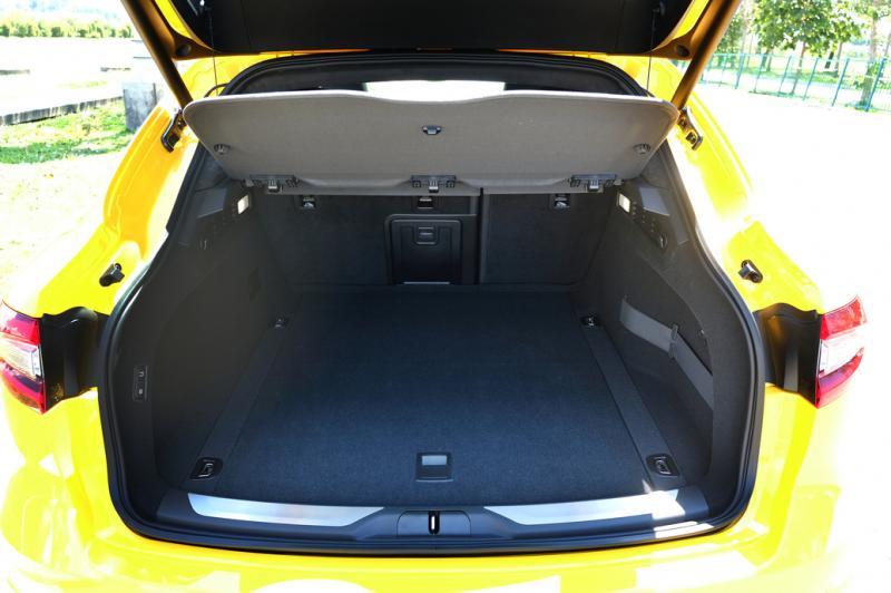 580公升的行李厢，掀开盖子还多了藏物暗格。