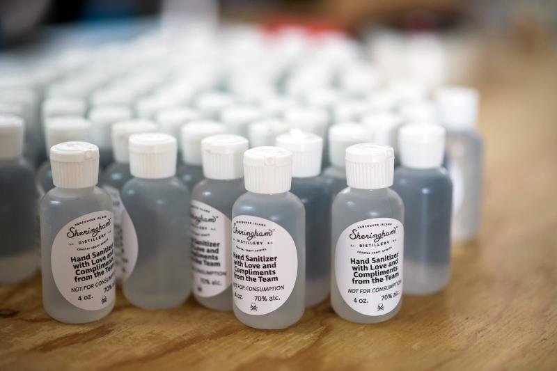 含酒精成分的免洗洗手液，可使病毒的蛋白质变性，从而丧失功能，达到消除病毒的作用。欧美和澳大利亚的许多酿酒厂也因疫情而开始生产各类消毒液与洗手液，加拿大温哥华岛的Sheringham Distillery是其一。（彭博社）