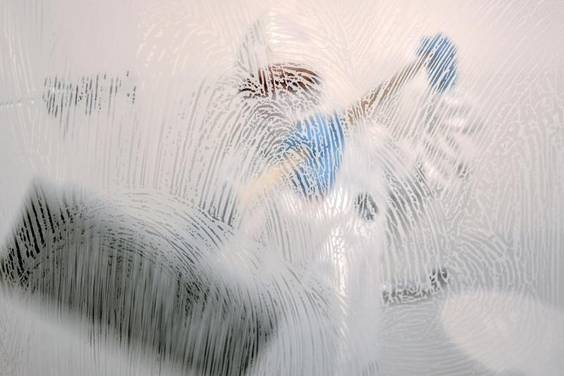 病毒的存活期因不同条件而有所不同，包括不同的物体表面，不同的环境温度或湿度等。（法新社）