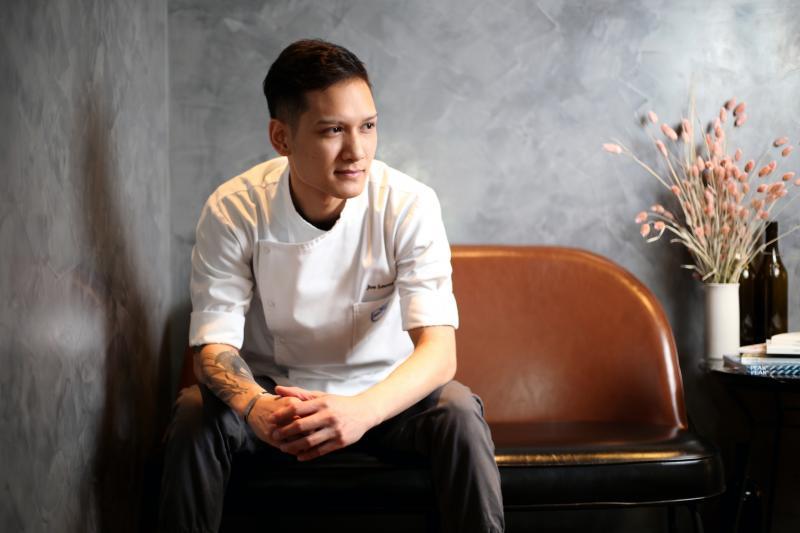 甜品师傅梁耀祖说,顶着父亲名厨的光环,压力会更大,所以加倍努力。