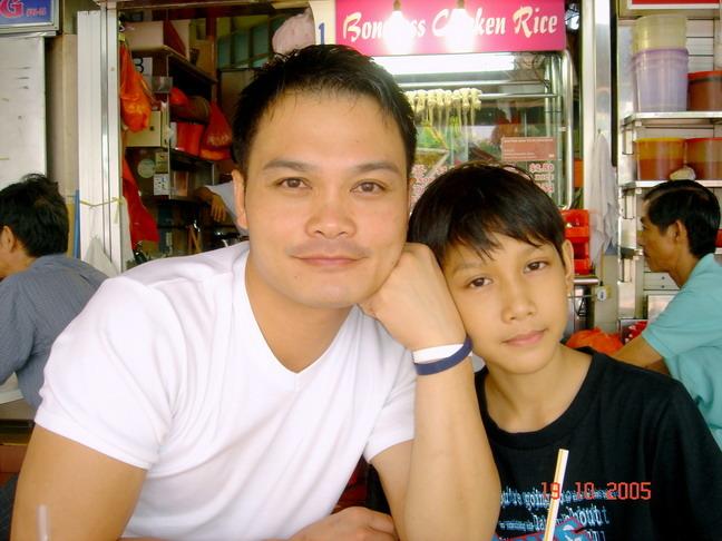 梁耀祖(右)念小学时,爸爸梁兆基上班前会带他到小贩中心吃早餐。(受访者提供)