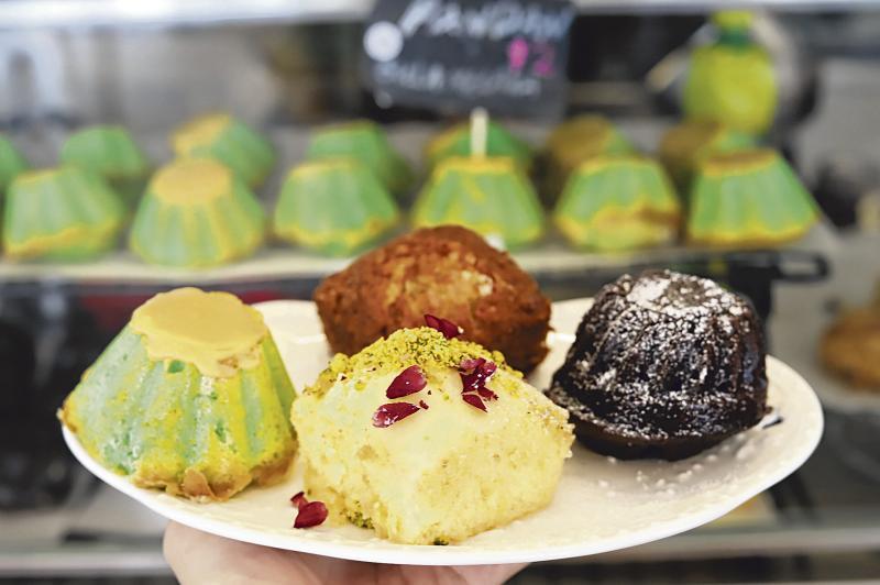 “无头师”的精致蛋糕是庞雪玲反复研究的成果,右起顺时钟是巧克力、柠檬开心果蛋糕、班兰和香蕉口味。(受访者提供)