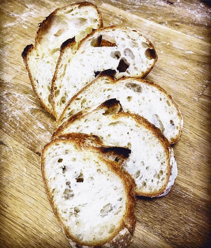 Mr Kneady's的酸种面包外层松脆有韧性,内里柔软带微酸。(受访者提供)