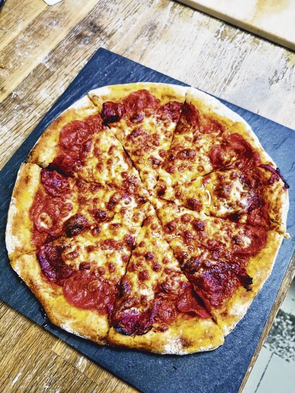 Mr Kneady's的德国萨拉米肠红酱比萨,采用酸种发酵的全麦薄面皮。(受访者提供)