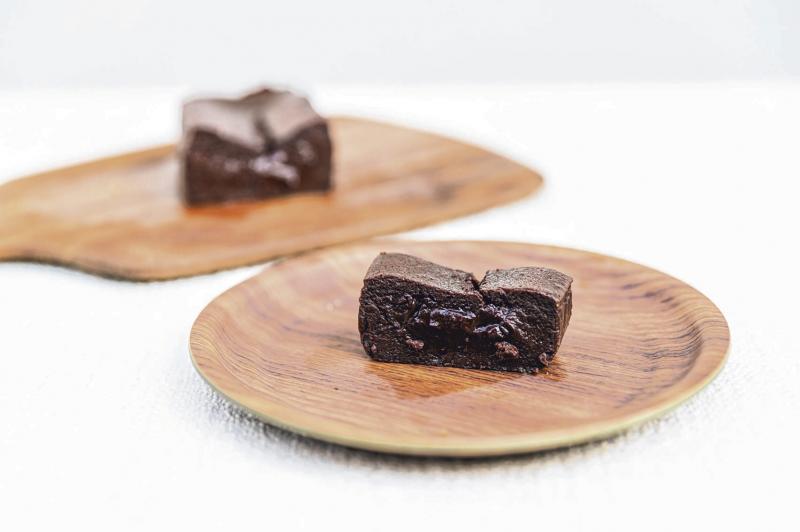 Nicher的巧克力蛋糕在刚出炉、常温和冷藏后食用,三种质感三种风味。(受访者提供)