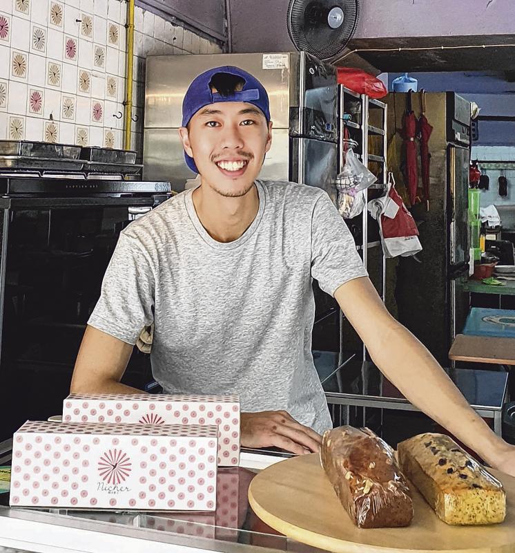 Nicher老板许文耀特别喜欢中峇鲁社区的温情和方便。(陈爱薇摄)