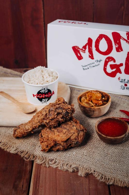 艋舺脆肯鸡饭盒有两块炸鸡，以及鸡饭、阿渣（Achar）和辣椒酱。（品牌提供）