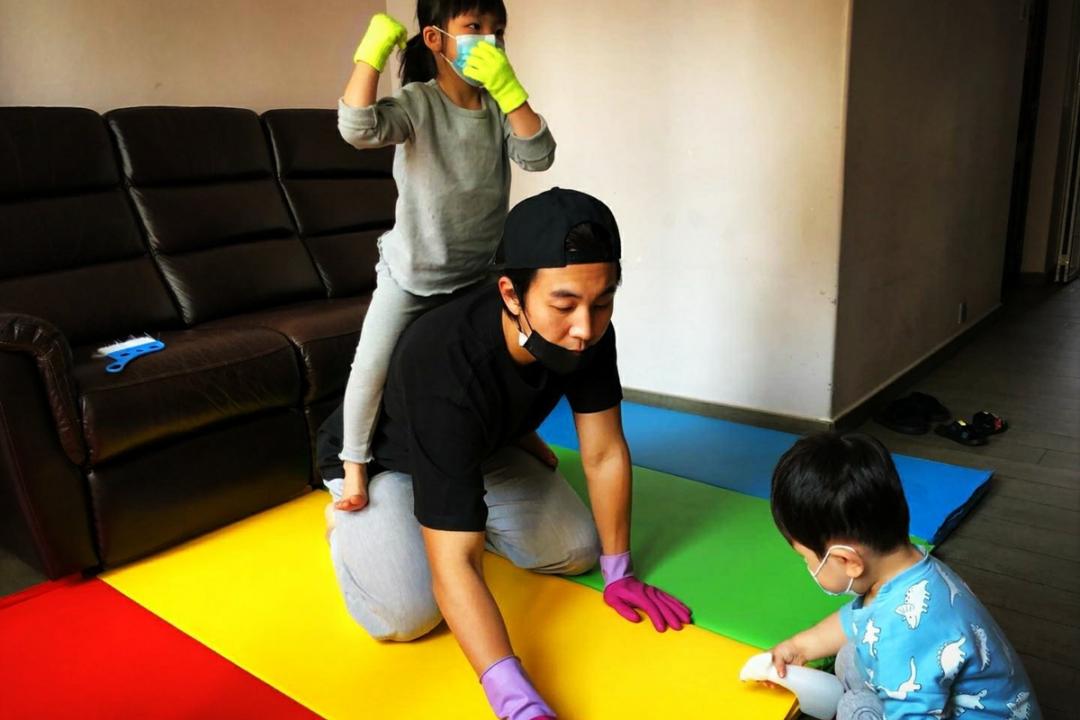 谭俊彦的长女四岁、儿子两岁,近日为疫情居家的他,开心可以专心陪陪孩子了。(微博)