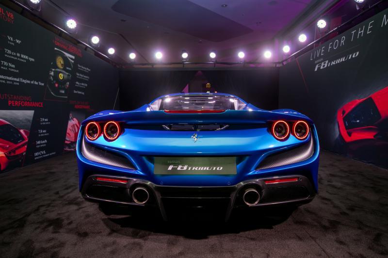 车尾扩大的扰流板环绕尾灯四周，从视觉上降低了车子重心。