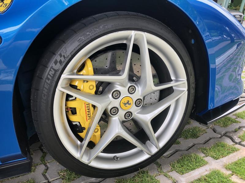 车身两侧的全新锻造亮光轮毂与霸气轮胎搭配，进一步增添动感。