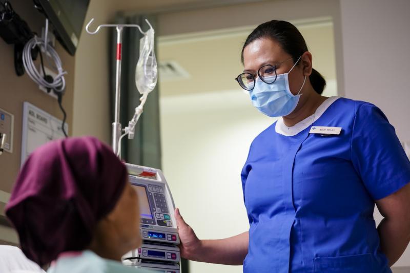 当了19年护士的诺尔·美兰蒂始终记得妈妈的话：妈妈一定希望我继续为人民服务，也一定相信我可以好好照顾自己和家人。（国大医院提供）