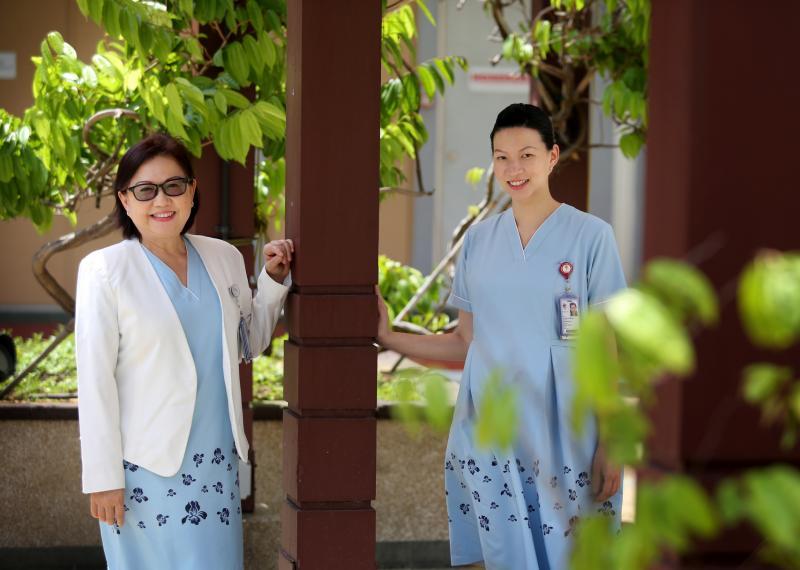 看到母亲黎张俏玲（左）在沙斯前线勇敢抗疫，温媚婷决定加入医护行列，两人目前都在陈笃生医院并肩作战。（龙国雄摄）