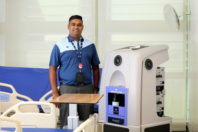 保洁团队队长拉马说，冠病疫情期间，团队的卫生设备比沙斯时期更先进，例如，员工每天运用过氢化氢蒸气（HPV）为病房消毒。（龙国雄摄）