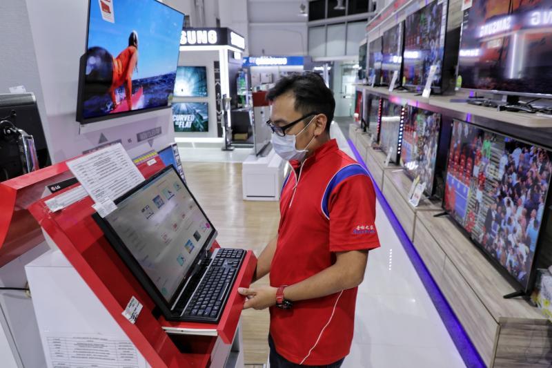 音响之家的网上礼宾服务，让所有销售员可在家为顾客提供咨询服务。（林国明摄）