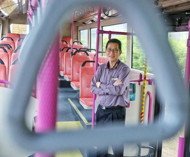 疫情下坚守岗位的巴士车长李文义，20年来如一日。（陈福洲摄）