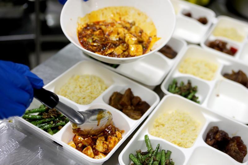 四川豆花饭庄早在2月中就推出10元净价盒饭，争取额外收入。（严宣融摄）