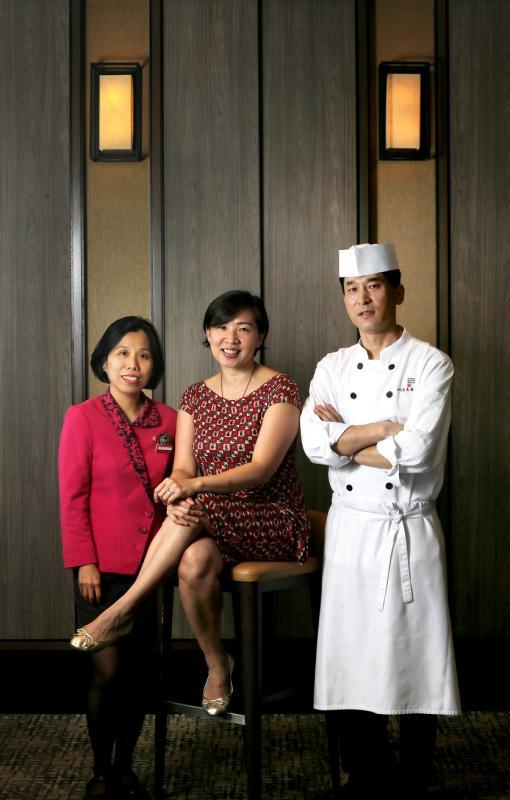 四川豆花饭庄副经理李文静（左起）、餐饮部总监陆友萍和厨师蒙学友，陪伴餐馆对抗沙斯和冠病疫情。（严宣融摄）