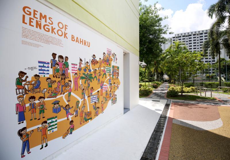 Seeing the Obvious虽因冠病疫情取消导览和分享会，但居民与学生和艺术人携手完成的创作如壁画，遍布麟谷峇鲁组屋邻里。（龙国雄摄）