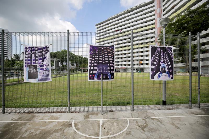 麟谷峇鲁组屋楼下水果店变身暗房，叁南瓜与艺术家Isabelle Desjeux和小朋友们DIY针孔相机拍的照片，现于球场展出。（龙国雄摄）