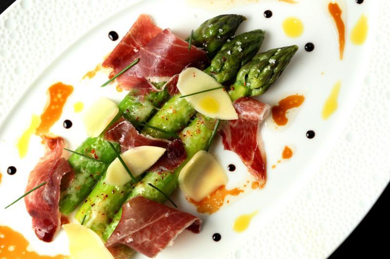 绿芦笋佐帕马森干酪